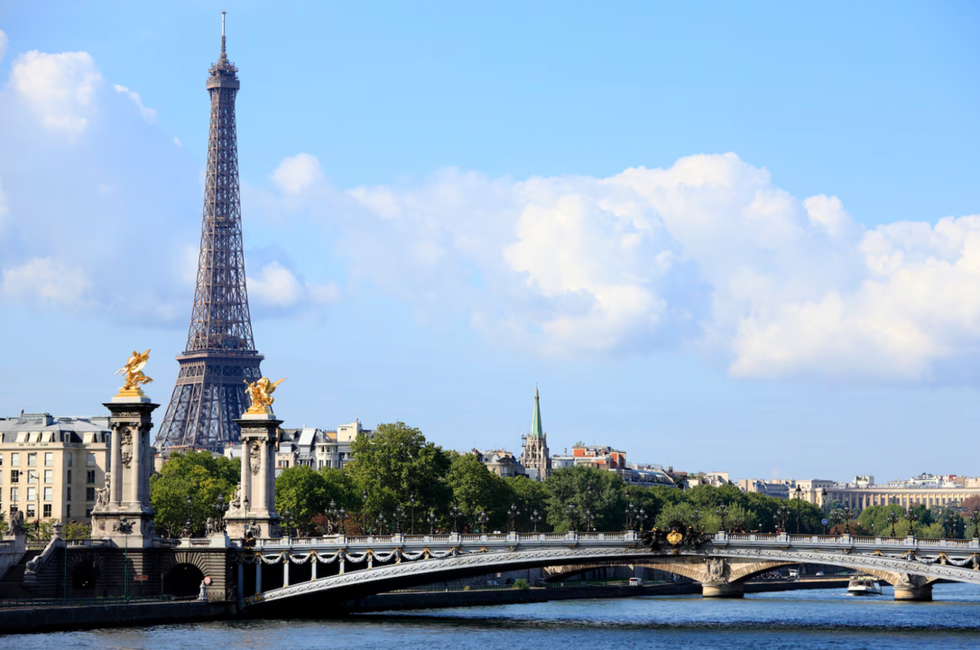 Embracing Paris: A Students Guide to Thriving in the City of Lights